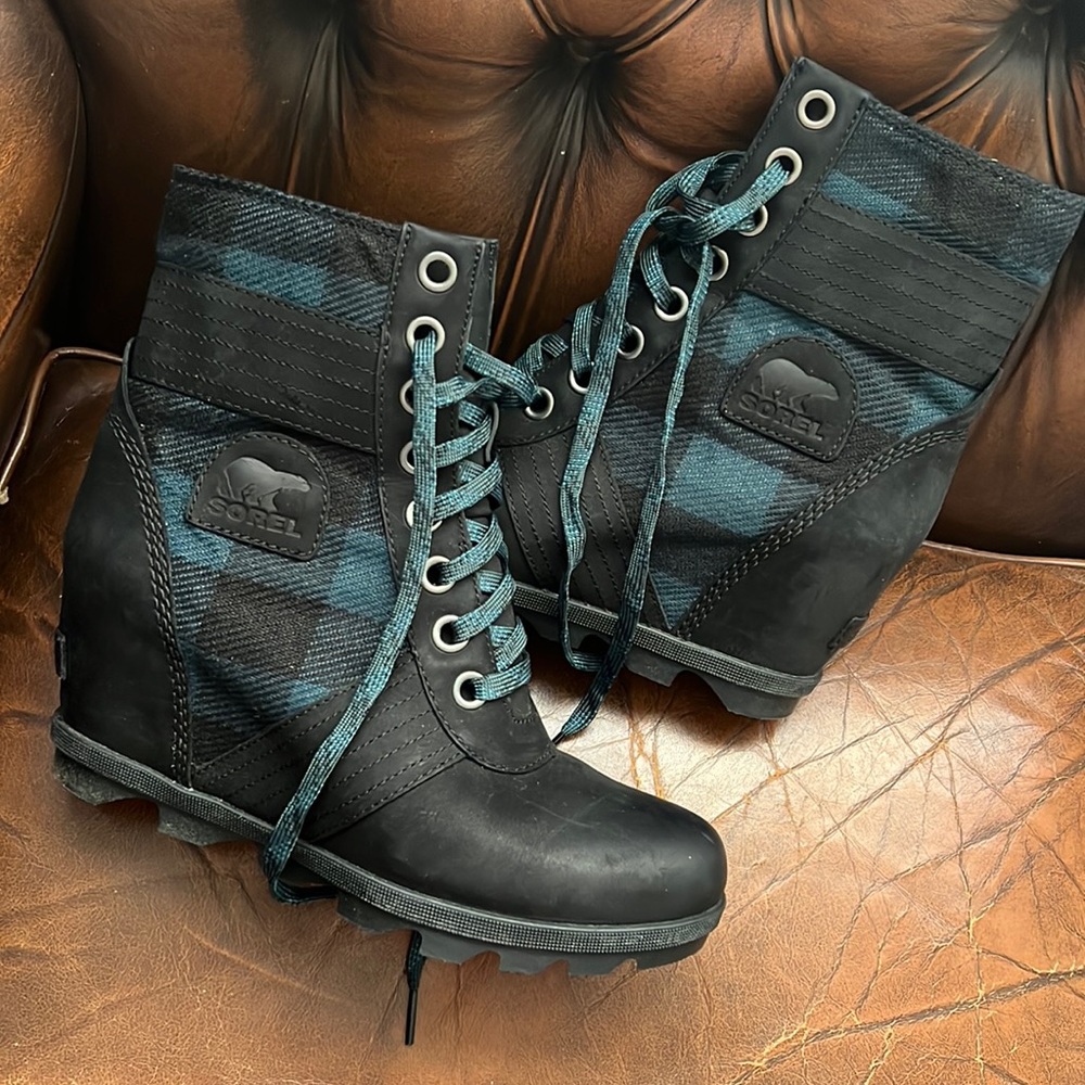 Sorel Lexie Wedges 8.5 lace up boots black blue flannel